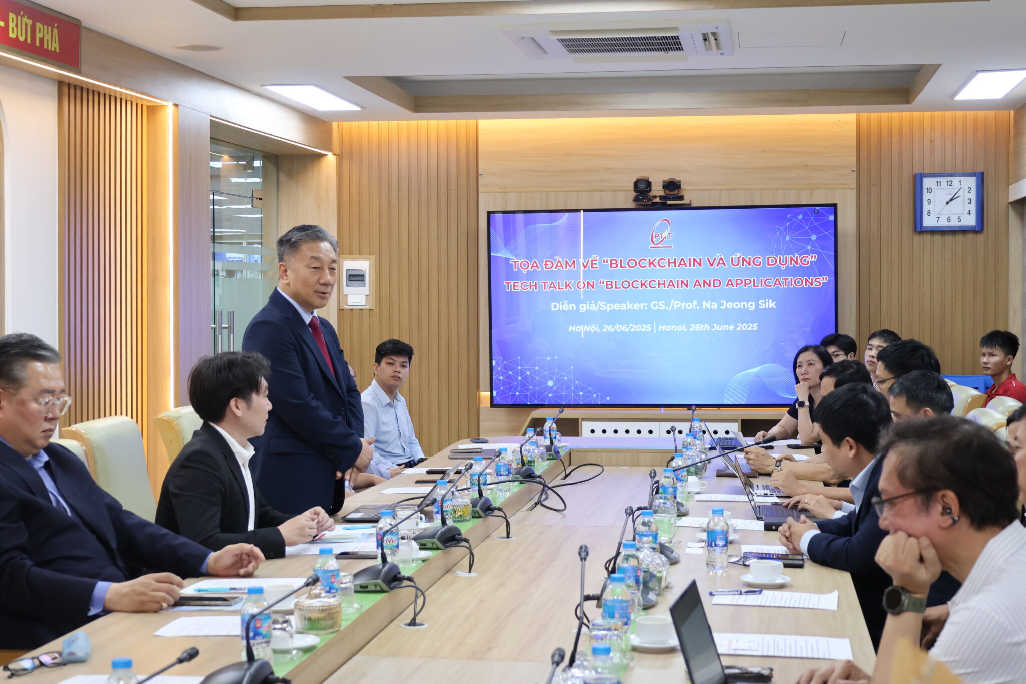 TS. Na Jeong Sik diễn giả chính của Tọa đàm chia sẻ các kinh nghiệm về phát triển công nghệ, đặc biệt là công nghệ blockchain và ứng dụng trong đời sống kinh tế, xã hội của các quốc gia trên thế giới